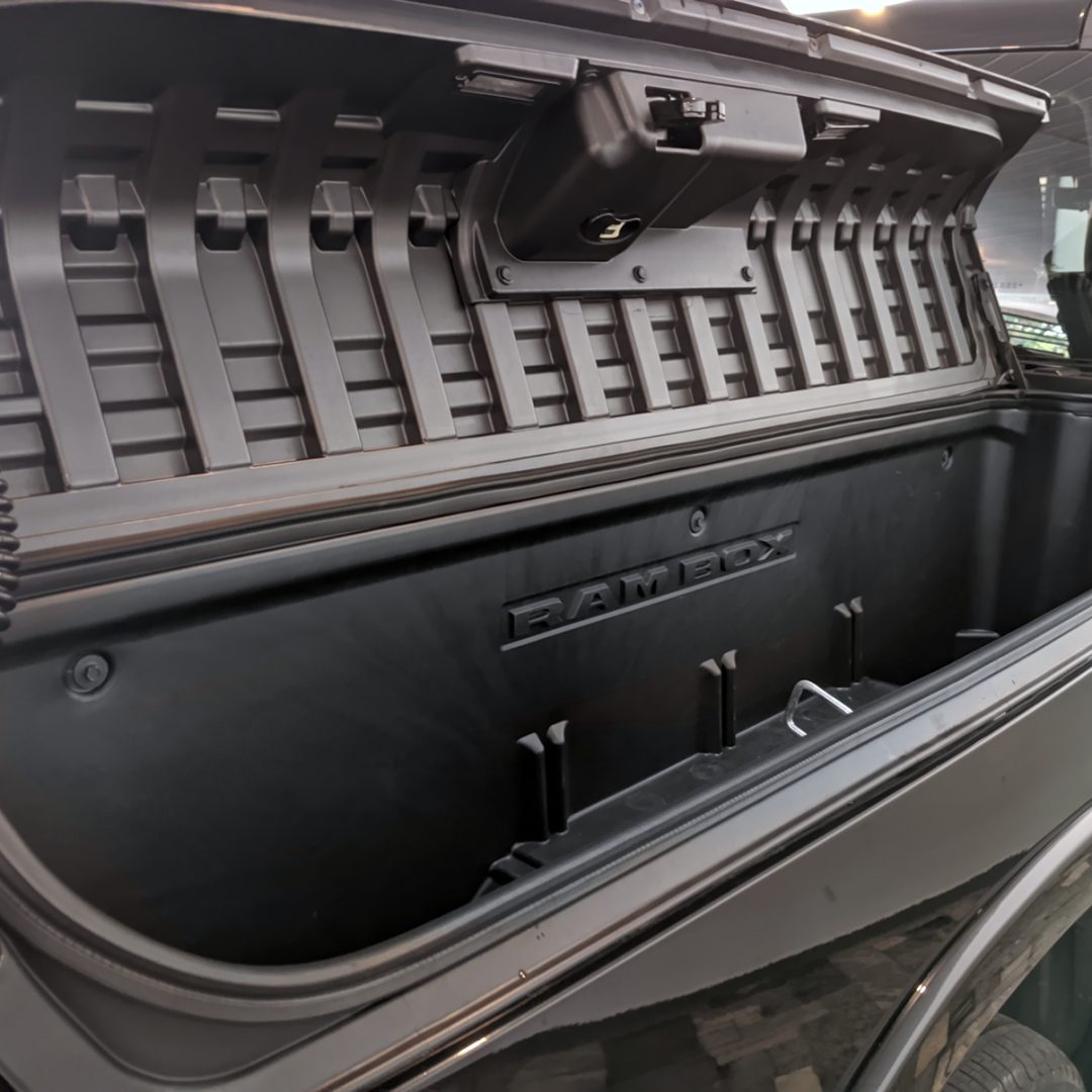 12 RAM 1500 LIMITED NIGHT EDITION V8 2024