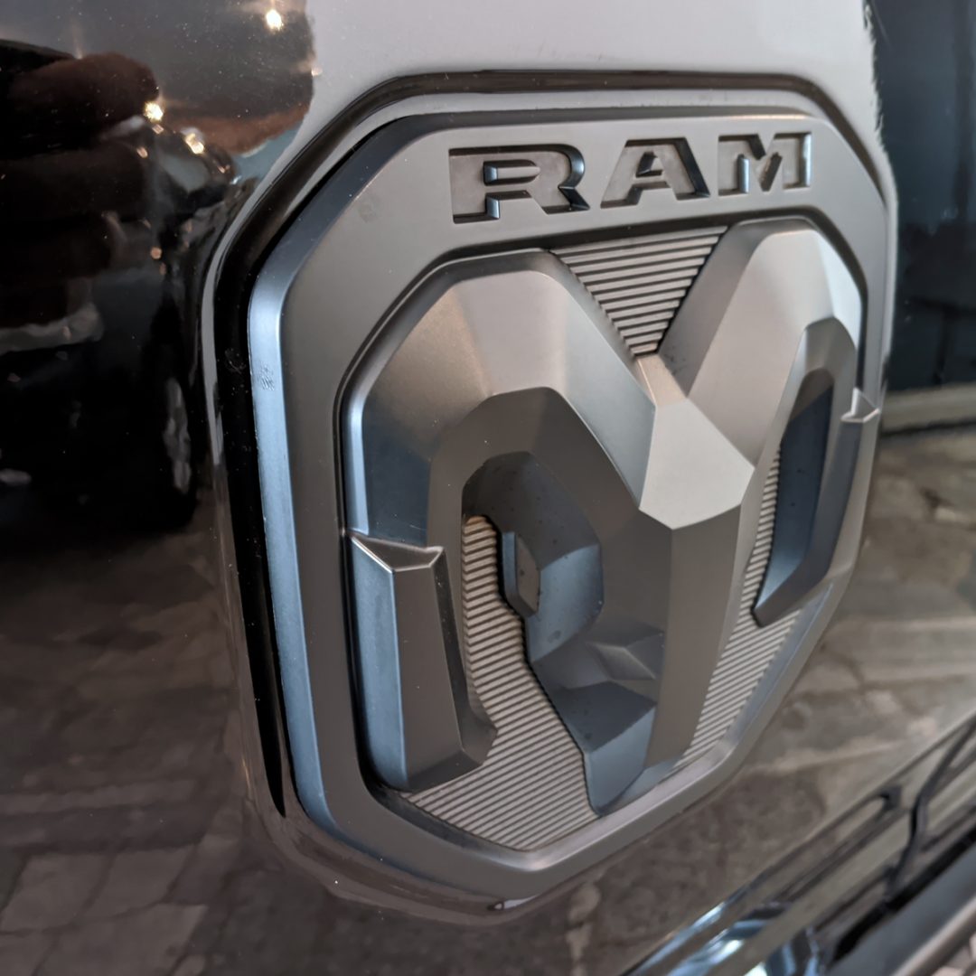 13 RAM 1500 LIMITED NIGHT EDITION V8 2024