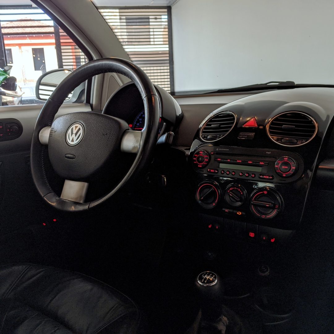15 New Beetle 2.0 gasolina 2008