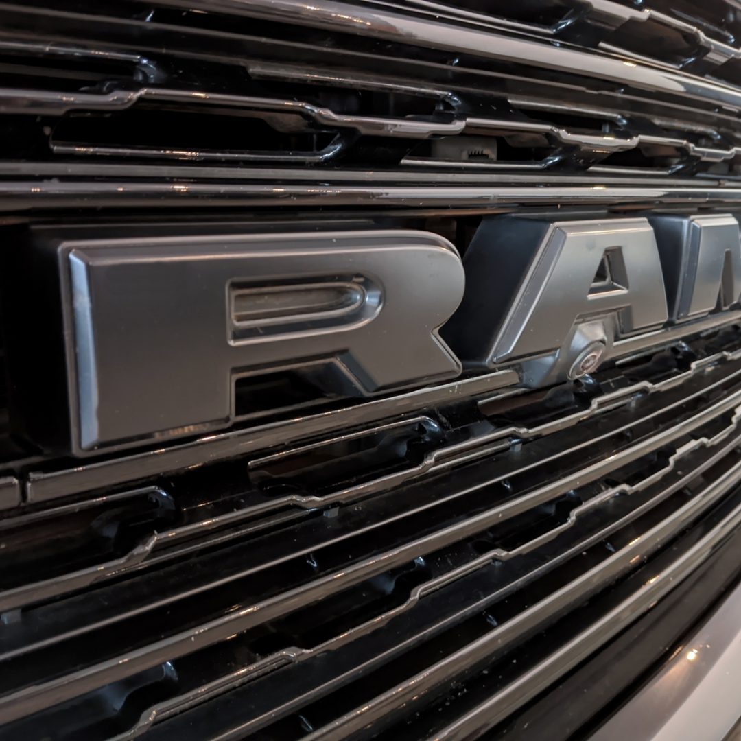 5 RAM 1500 LIMITED NIGHT EDITION V8 2024